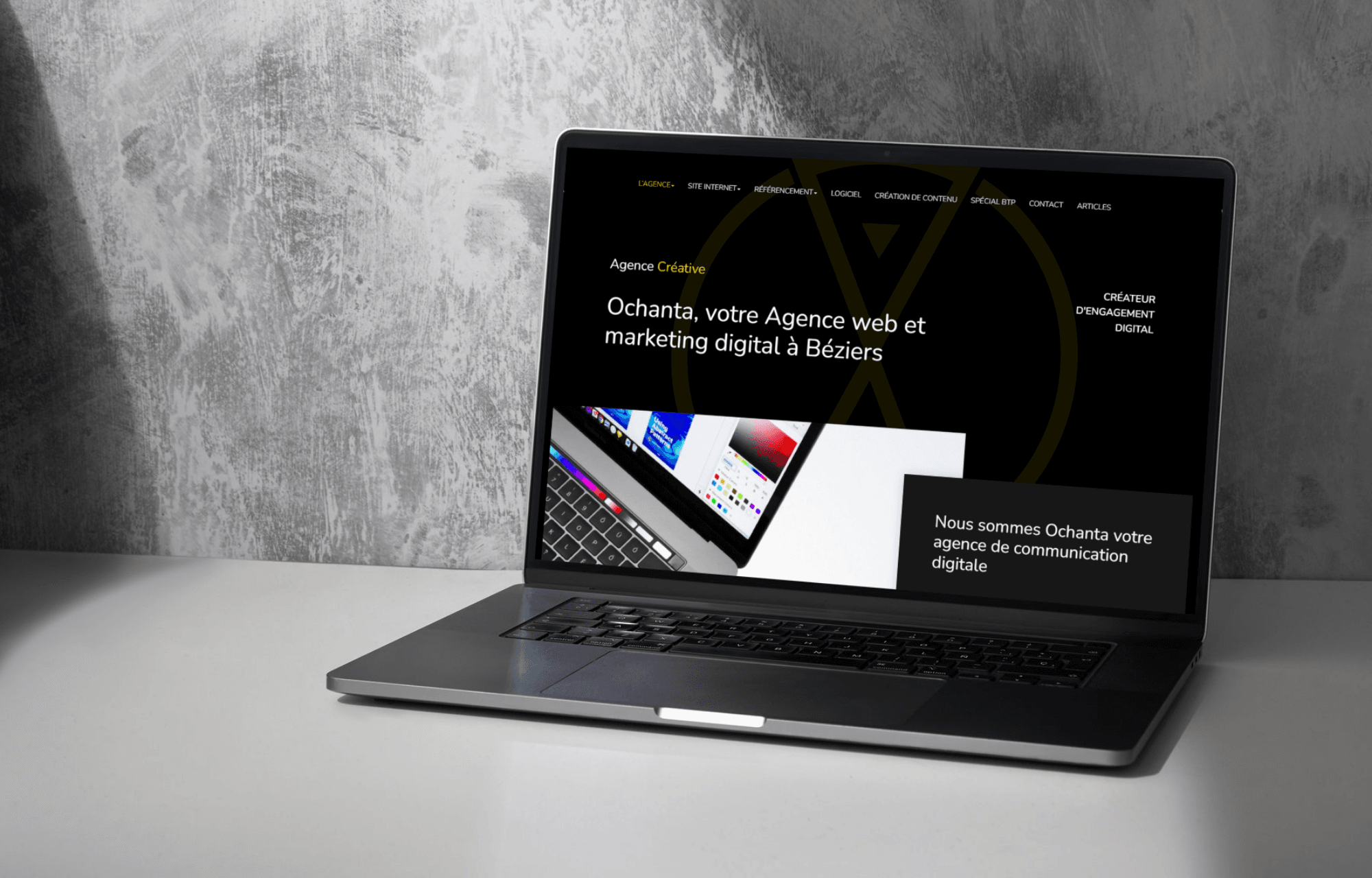 ordinateur avec le site internet Ochanta